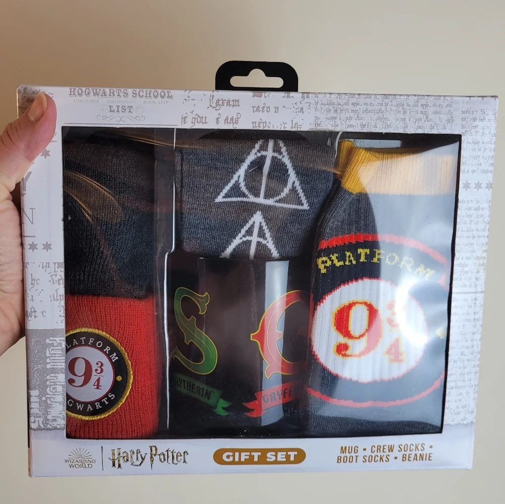 Hogwarts Harry‎ Potter Boxed Gift Set: Coffee Mug, Socks, Beanie Hat. Wizzard.
